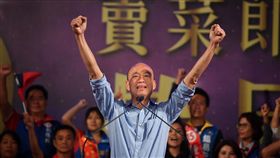 選前之夜　韓國瑜激昂喊話炒熱氣氛（1）國民黨高雄市長候選人韓國瑜（中）23日選前之夜在夢時代旁廣場空地舉行，韓國瑜現身舞台後，向支持者發表演說，重申執政理念願景，現場氣氛高昂。中央社記者王飛華攝　107年11月23日