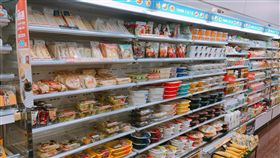 超商搶攻選舉財　蜂蜜檸檬護唇膏加強備貨九合一大選明天登場，超商業者也搶攻選舉商機，晚會會場、競選總部周邊門市已進入備戰狀態。超商也因應時事，增加蜂蜜檸檬水、護唇膏備貨量。超商表示，預估業績將成長2到3成。（統一超商提供）中央社記者蔡芃敏傳真 107年11月23日