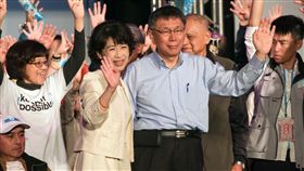 選前之夜　柯文哲陳佩琪同台催票力拚連任的台北市長柯文哲（前右）23日晚間在四四南村舉辦選前之夜造勢活動，與妻子陳佩琪（前左）一同現身催票。中央社記者裴禛攝　107年11月23日