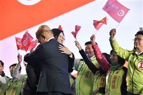 ▲總統蔡英文與民進黨新北市長候選人蘇貞昌相擁。（圖／蘇貞昌競辦提供）