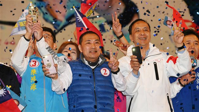 首打家人牌！侯二哥登台用台語演說