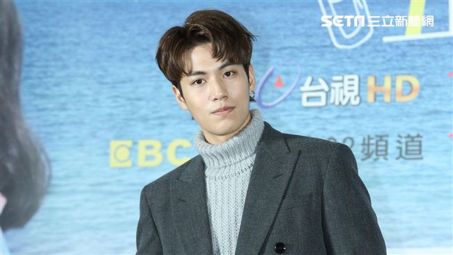 男星徘徊在外不敢回家　竟是因為…