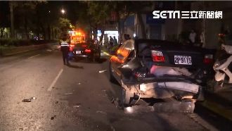 奧迪飆速失控撞兩車！駕駛竟棄車落跑