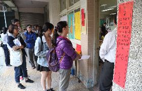 公投綁大選　投開票所大排長龍