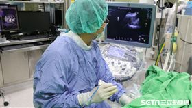 醫師陳家禹替患者進行射頻燒灼術。（圖／亞大醫院提供）