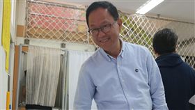 丁守中投下公投票107年地方公職人員選舉及全國性公民投票案第7案至第16案24日登場，國民黨台北市長候選人丁守中將公投票投入票匭。中央社記者徐肇昌攝　107年11月24日