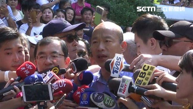 遇大塞車遲到1小時！韓國瑜現身投票