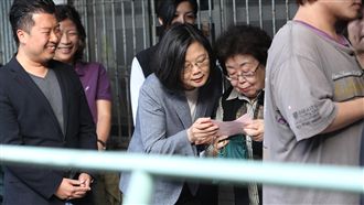 蔡英文投票排30分鐘：希望大家都去