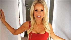 珍娜擁有一雙巨乳。（圖／翻攝自jana_hocking Ｉnstagram）