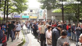 潭美國小排隊投票民眾
圖／記者邱榮吉攝影