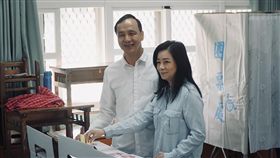九合一選舉　朱立倫與妻子投票（1）107年地方公職人員選舉及全國性公民投票案第7案至第16案24日舉行，新北市長朱立倫（左）與妻子高婉倩（右）在三重區五華國小投票。中央社記者林長順攝　107年11月24日