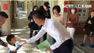 林智堅偕母投票！遇小粉絲握手心情好