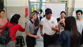 九合一選舉登場 郭台銘投票九合一選舉24日投開票，鴻海董事長郭台銘至東門國小投票所投票。中央社記者江明晏攝　107年11月24日