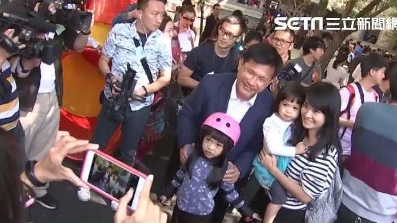 龍、燕攜另一半投票　皆稱心情輕鬆