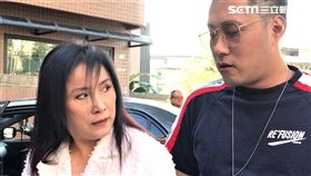 余祥銓未帶章投票，狠遭李亞萍白眼伺候。（圖／記者蔡世偉攝影）