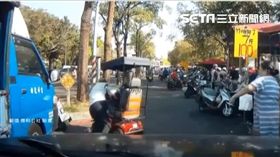 沒剎車!電動機車撞老翁 人卡車頭撞分隔島