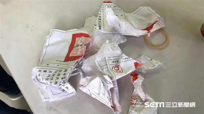 一張可罰5萬！7旬爺怒撕十張公投票