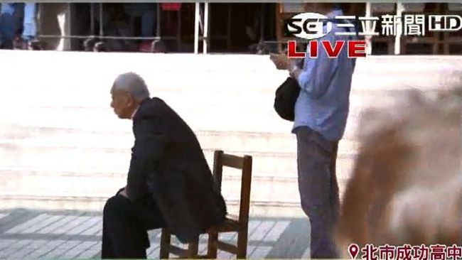 投票時間1小時起！阿伯自帶椅子坐等