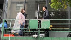 韓瑜跟伊正擦玻璃。（圖／記者蔡依芳攝影）