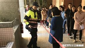 今天是九合一大選綁公投的投票日，愛家公投支持者在桃園莊敬國小校門口放置看板宣傳，經投票所警察實地測量，因距投票所30公尺外，所以不予以禁止。（圖／鍾小姐授權提供）