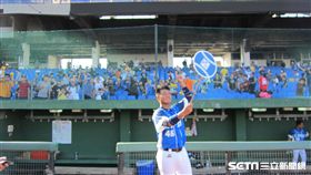 ▲范國宸賽後與球迷自拍。（圖／記者蕭保祥攝影）