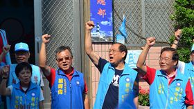 澎湖縣長參選人賴峰偉　競選總部成立（2）國民黨澎湖縣長參選人賴峰偉（前左2）30日在馬公信義路成立競選總部，國民黨副主席兼秘書長曾永權（前右2）為賴峰偉總部揭牌，加油造勢。中央社　107年9月30日