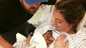 英國母親丹尼絲（Sophie Dennis）早產生下一名僅22周大的女嬰「秋天」（Autumn）（圖／翻攝自推特）