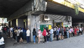 大選併公投　投票所大排長龍