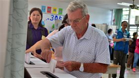 首投族　外籍歸化神職人員投票（1）78歲的吳若石神父（前）在台灣奉獻超過半世紀，去年拿到中華民國身分證，今年首次參與公職人員投票。中央社記者盧太城台東攝　107年11月24日