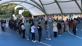 九合一暨10案公投　投票所大排長龍（1）107年地方公職人員選舉及全國性公民投票案第7案至第16案24日投開票，不少投票所出現排隊人潮。中央社記者徐肇昌攝　107年11月24日