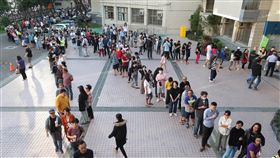 午後4時　民眾還在排隊等投票（1）九合一大選暨公投24日投開票，各地投票所都出現長長排隊人龍，中選會表示，下午4時前已抵達投票所的民眾都能投票。下午4時後，台中東興國小排隊等待投票的人潮比上午更多，從教室一路排到校門口。中央社記者吳家昇攝　107年11月24日