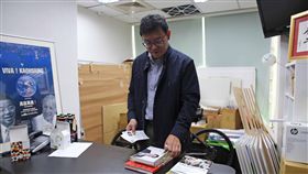姚文智回立院辦公室收拾物品（3）民進黨台北市長候選人姚文智已請辭立委，24日投完票後趁空檔回立法院辦公室收拾東西，辦公室內有一幅收藏的海報，上頭寫著「高雄萬歲」。中央社記者游凱翔攝　107年11月24日