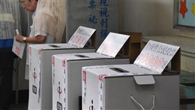 九合一選舉併公投登場　民眾投票（1）九合一選舉與10案公投24日投開票，民眾一早前往高雄林園中學投開票所領取公投票進行投票。中央社記者王飛華攝　107年11月24日