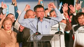 選前之夜　柯文哲上台演說極力催票無黨籍台北市長候選人柯文哲（前中）23日晚間選前最後一場造勢活動在信義區四四南村舉辦，柯文哲在晚會進尾聲時上台發表演說，極力催票。中央社記者裴禛攝　107年11月23日