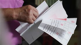 民眾赴投票所投票（2）107年地方公職人員選舉及全國性公民投票案第7案至第16案24日投開票，由於公投多達10案，民眾前往投票所投票時，領取到一疊選票。中央社記者吳翊寧高雄攝　107年11月24日