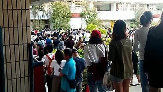 投開票所附近驚見政黨布條　警秒撤下