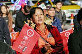 九合一選舉／蘇貞昌開票晚會，民眾聚集現場觀看開票數。（記者／林士傑攝影）