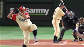 50歲的野茂英雄已有「鮪魚肚」。（圖／翻攝自Daily Sports）