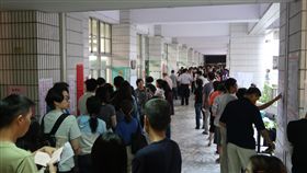 還在等投票九合一選舉暨公投投票截止時間應為24日下午4時，不過，高雄市正興國中投票所過了4時仍有長長人龍排隊，等候投票。中央社記者王淑芬攝　107年11月24日