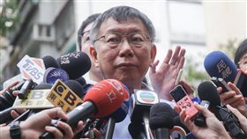 排隊人潮多　柯文哲認為應自然人憑證投票107年地方公職人員選舉及全國性公民投票案第7案至第16案24日投開票，台北市長柯文哲（圖）上午到台北市立圖書館啟明分館投票前受訪表示，自己會投完公投票，但因排隊人潮眾多，應採用自然人憑證投票，減少作業時間。中央社記者裴禛攝　107年11月24日