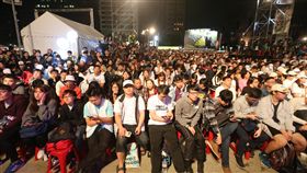 開票之夜　柯文哲支持者齊聚四四南村關注（1）2018九合一選舉暨公投24日傍晚起陸續進行開票作業，無黨籍台北市長候選人柯文哲同步在四四南村舉辦開票之夜活動，吸引不少支持者到場，關心開票進度。中央社記者徐肇昌攝　107年11月24日