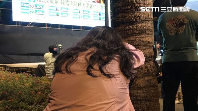 陳其邁暫落後韓國瑜　支持者抱樹痛哭