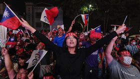 開票之夜　韓國瑜支持者熱情集氣2018九合一選舉暨公投24日傍晚起陸續開票，高雄市長選情緊繃，藍綠互不相讓，國民黨高雄市長候選人韓國瑜支持者晚間在高雄市黨部外關心選情，熱情呼喊為韓國瑜集氣。中央社記者王飛華攝　107年11月24日