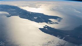 2年前紐西蘭規模7.8強震，讓兩大島南島和北島之間的距離縮短。（圖／翻攝推特）