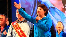 選前之夜　盧秀燕：未來要當媽媽市長拚經濟國民黨台中市長候選人盧秀燕（右）23日舉辦選前之夜造勢活動，她說，空氣不好、經濟變差，她憤而參選，未來要當「媽媽市長」拚經濟。中央社記者蘇木春攝　107年11月23日