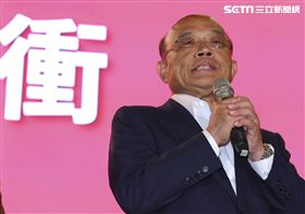 九合一選舉／蘇貞昌確定敗選，由余天、太太等人陪同上台發表落選感言。（圖／記者林士傑攝影）