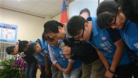 九合一選舉　桃園陳學聖自行宣布敗選2018九合一選舉暨公投24日晚間持續開票作業，國民黨桃園市長候選人陳學聖（右3）晚間率團隊出面，自行宣布敗選，並向所有支持者鞠躬致意。中央社記者邱俊欽攝　107年11月24日