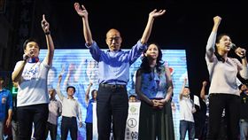 九合一選舉　韓國瑜發表勝選感言2018九合一選舉24日晚間持續開票，國民黨高雄市長候選人韓國瑜（前右3）已先自行宣布勝選，與妻子李佳芬（前右2）登台感謝選民支持，並發表勝選感言。中央社記者王飛華攝　107年11月24日