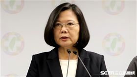 兼任民進黨主席的蔡英文總統24日晚間召開記會宣布，對選舉結果負起完全的責任，從現在開始辭去民主進步黨的主席一職。