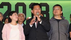 九合一選舉　林佳龍出面宣布敗選（1）2018九合一選舉暨公投24日晚間開票作業還在持續，台中市長林佳龍（中）晚間近8時與妻子廖婉如（左）、立法院副院長蔡其昌（右）出面，對外自行宣布敗選。中央社記者吳家昇攝　107年11月24日